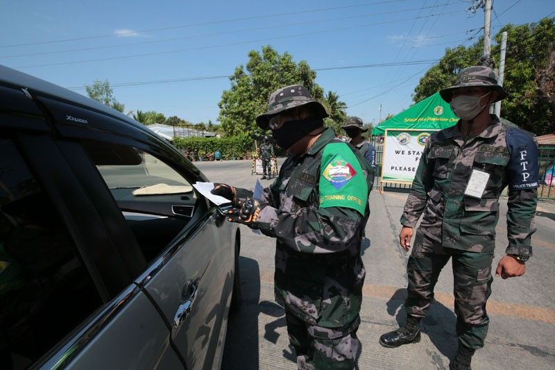 2 pekeng pulis, timbog saâ��quarantine checkpointâ��