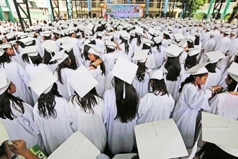 Graduation rites hindi pa rin pwedeng isagawa â�� DepEd