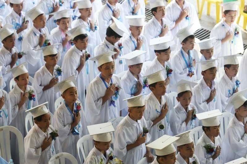Deped Graduation Ceremony Para Na Lamang Sa Senior High School Grads