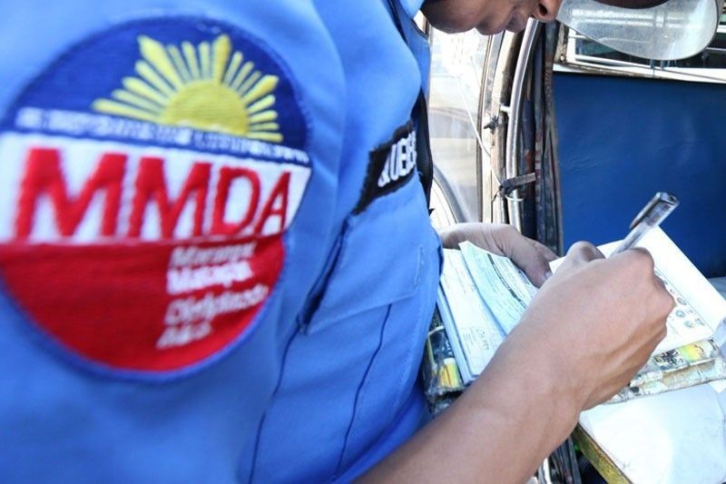 2 MMDA traffic enforcer huli sa kotong