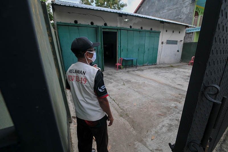 Indonesia locks virus violators in 'haunted house'