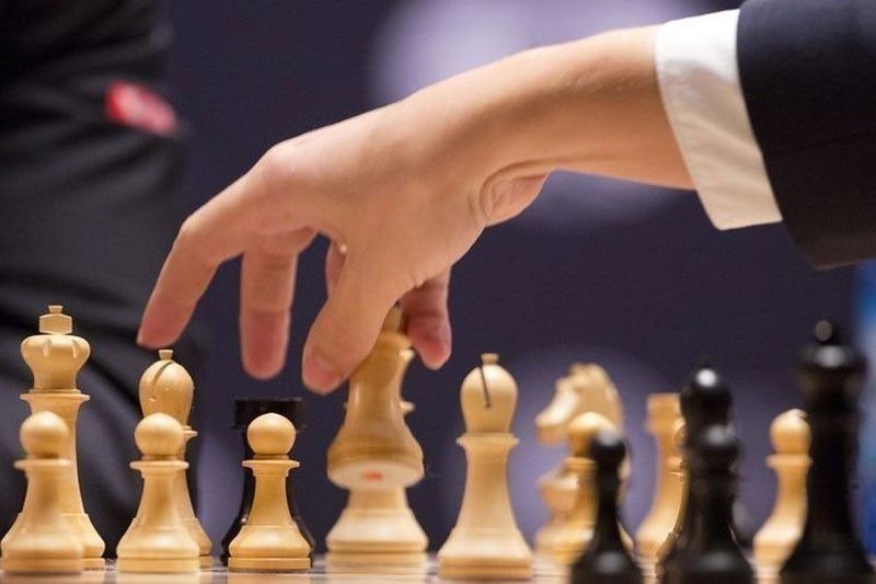 Carlsen paces Online Invitational