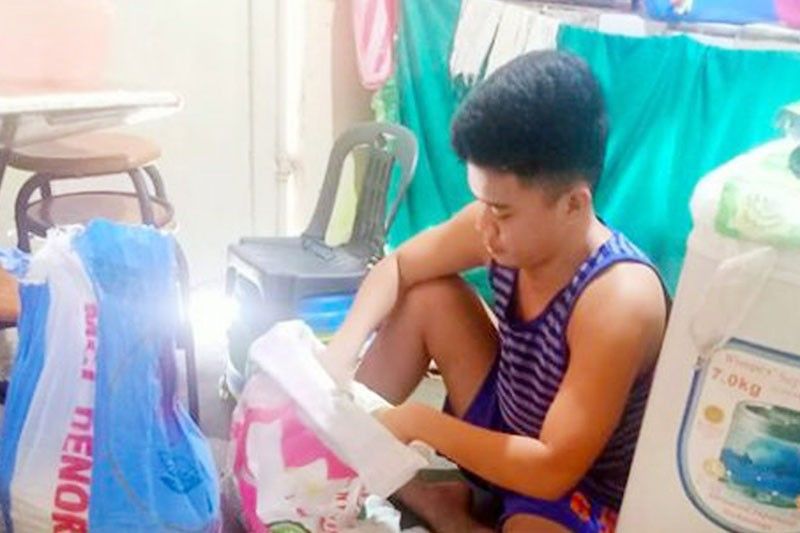 Taguig scholar uses allowance to donate rice packs