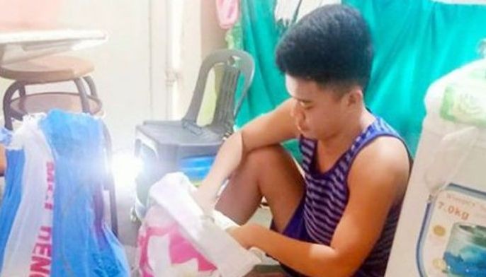Taguig scholar uses allowance to donate rice packs