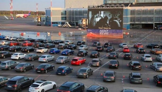 Parasite, pinilahan sa drive-in cinema sa airport