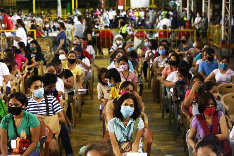 Pandemic pulls more Filipinos back to poverty in 2021