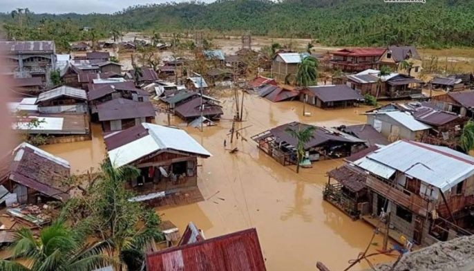 4 patay sa bagyong Ambo, Eastern Samar nilumpo