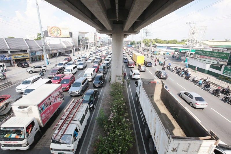 Traffic builds up on first working day under MECQ