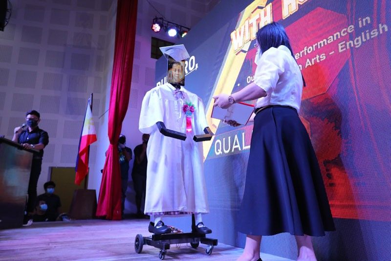 Robots receive diplomas in Taguig schoolâ��s graduation rites