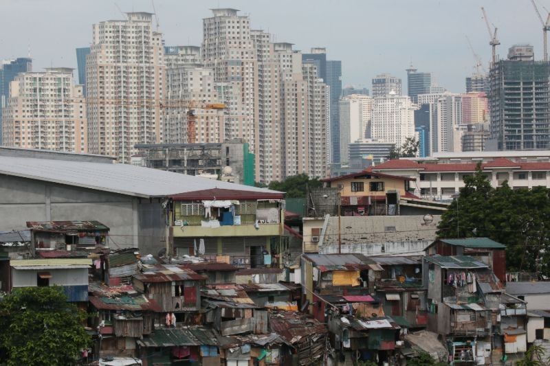 Record-high 43% of Filipinos expect their lives to worsen over next year â��Â survey