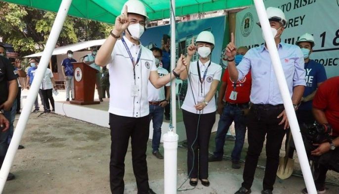 Isko breaks ground for &lsquo;Tondominium&rsquo;