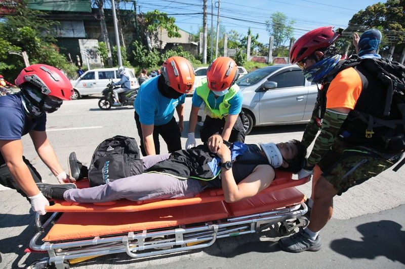 1 hurt as motorbike hits bicycle in Quezon City