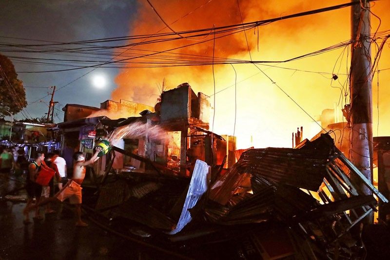 Mandaluyong fire leaves 1 dead, 350 families homeless