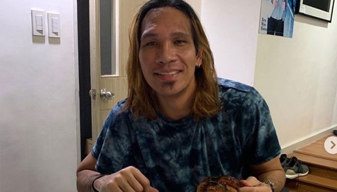 Nagpakabusog ang long hair na si June Mar