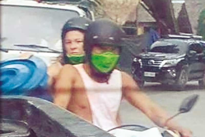 Nakaangkas pa sa motor Andi nag-viral habang may bitbit na balde