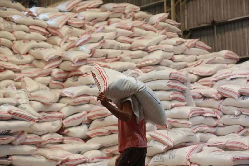 Weak peso boosts rice tariff collections in 2021