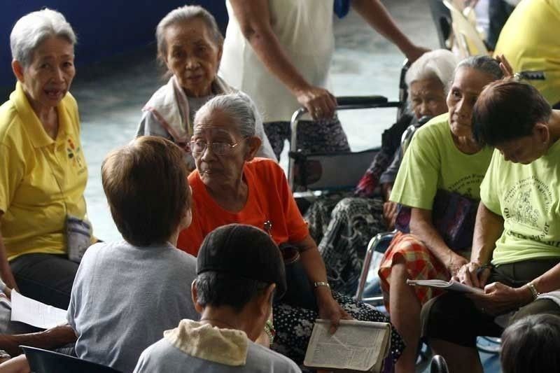 Mga Seniors naghugop sa Cebu City Hall