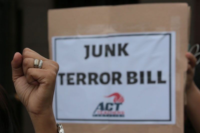 Anti-terror bill critics can go to court â�� Palace