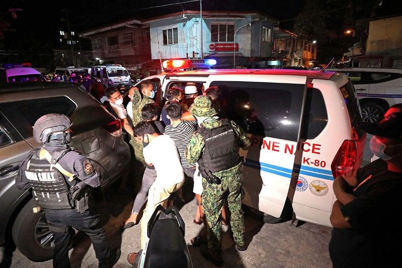 Manila residents in standoff with cops