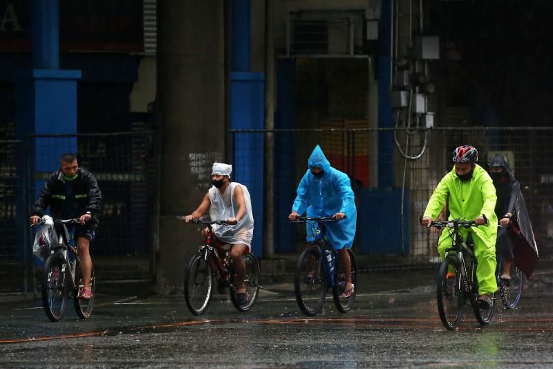 MMDA told: Metro Manila needs more bike and motorcycle lanes, wider sidewalks