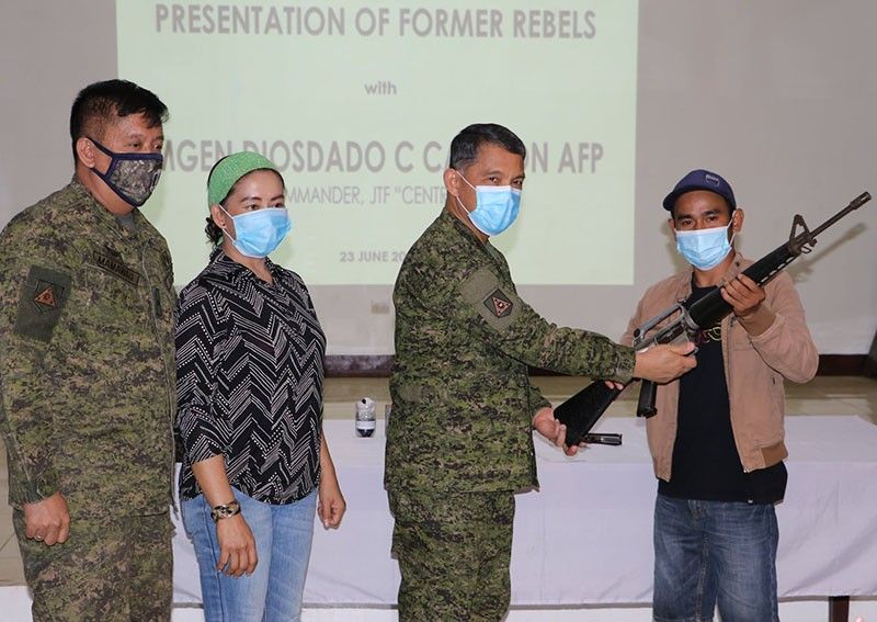3 NPA recruiters surrender in  Maguindanao