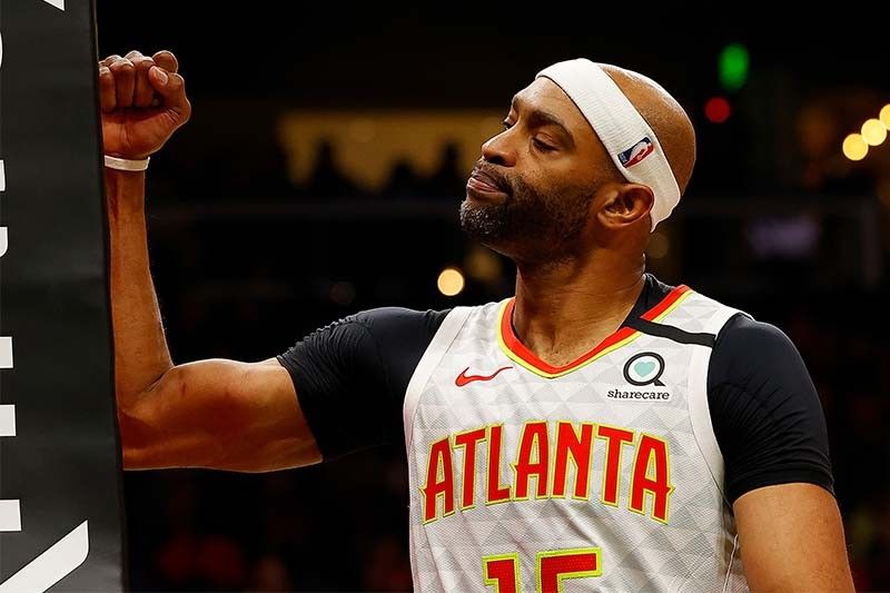 Toronto Raptors Vince Carter victorious after making dunk during News  Photo - Getty Images