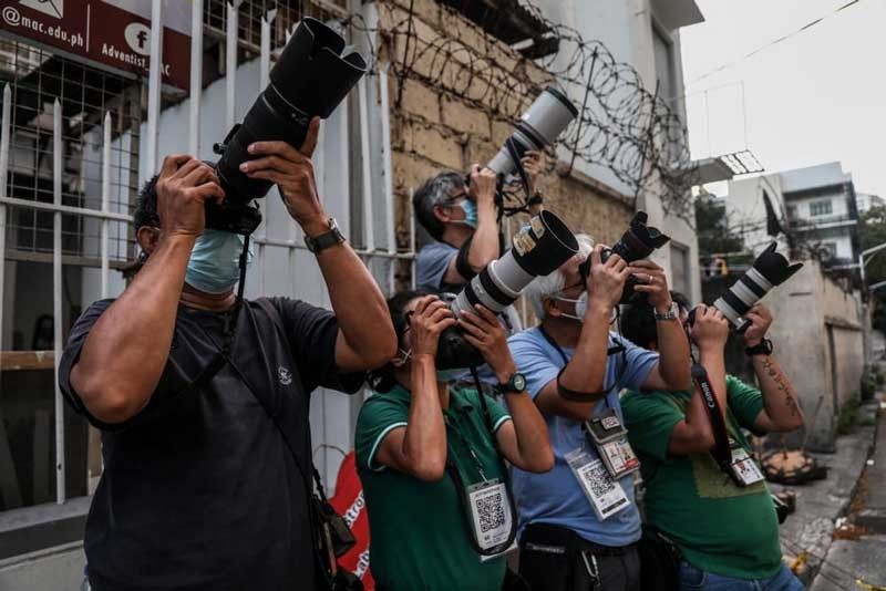 Left on their own amid pandemic, freelance photojournalists move forward together