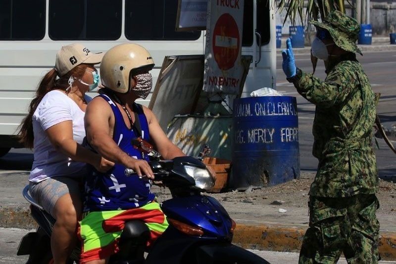 'Basta may shield': Backriding ng mag-asawa sa motor papayagan na uli simula July 10