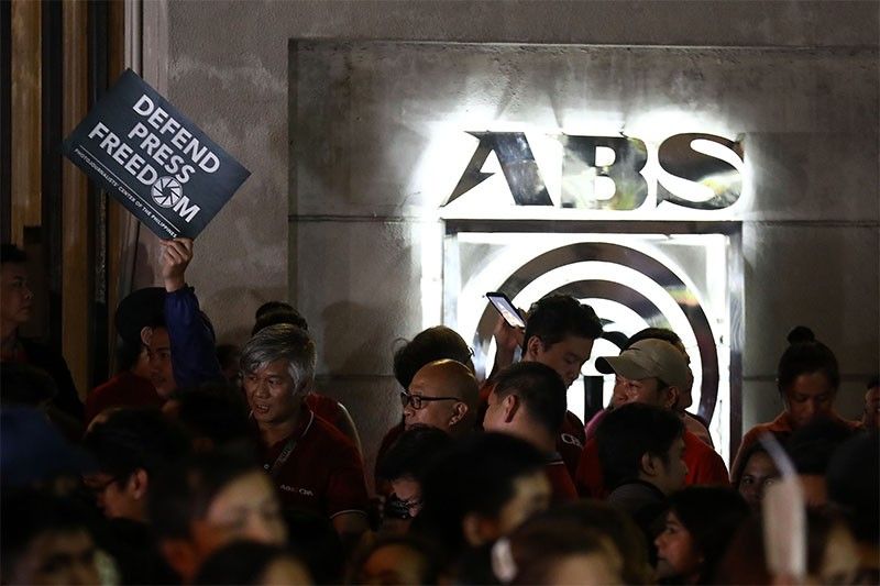 Filipino journalists up in arms over Congressâ�� killing of ABS-CBN franchise bid