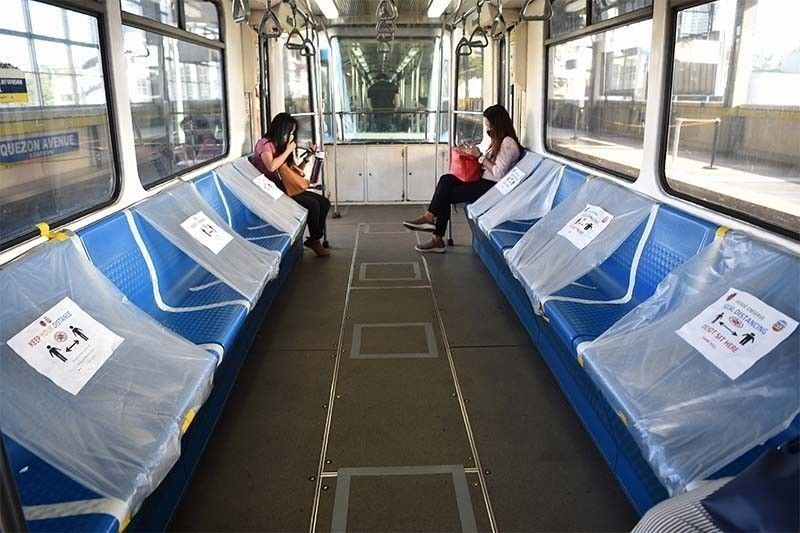 Bawal magsalita sa loob ng MRT-3 tren