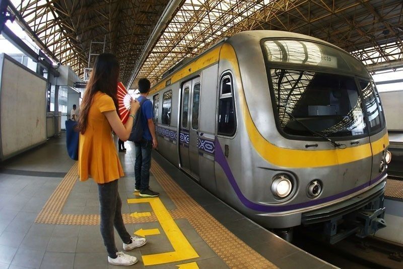 Pakikipag-usap sa loob ng LRT2 bawal na