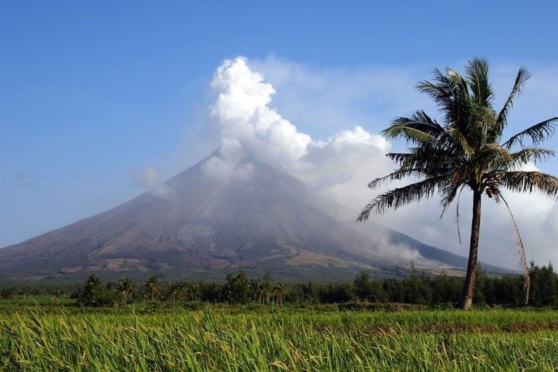 Alert status ng Mayon, ibinaba sa level 1