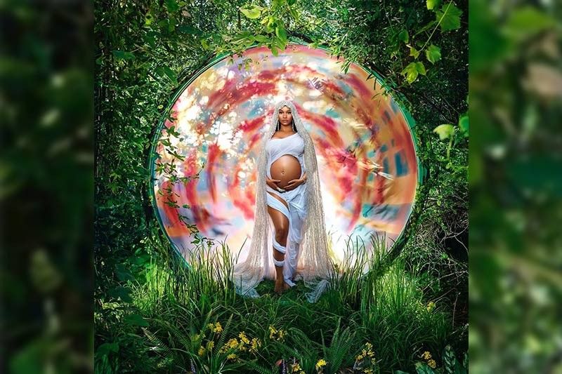 Soon-to-be-mom Nicki Minaj flaunts baby bump