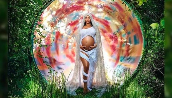 Soon-to-be-mom Nicki Minaj flaunts baby bump