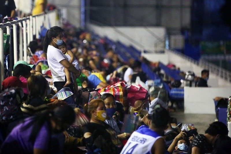 DOH dismayado sa pagsiksik ng mga 'stranded' sa Rizal Memorial; COVID-19 suspects doon 9 na