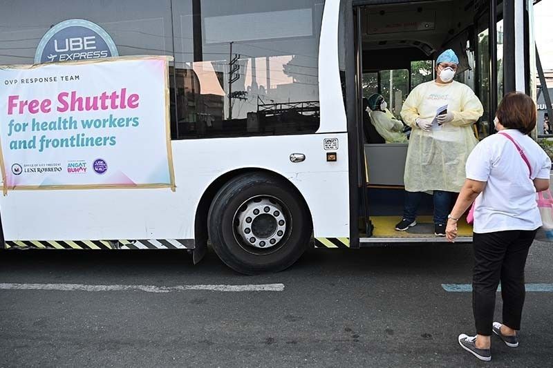 Robredo resumes free shuttle services for health workers