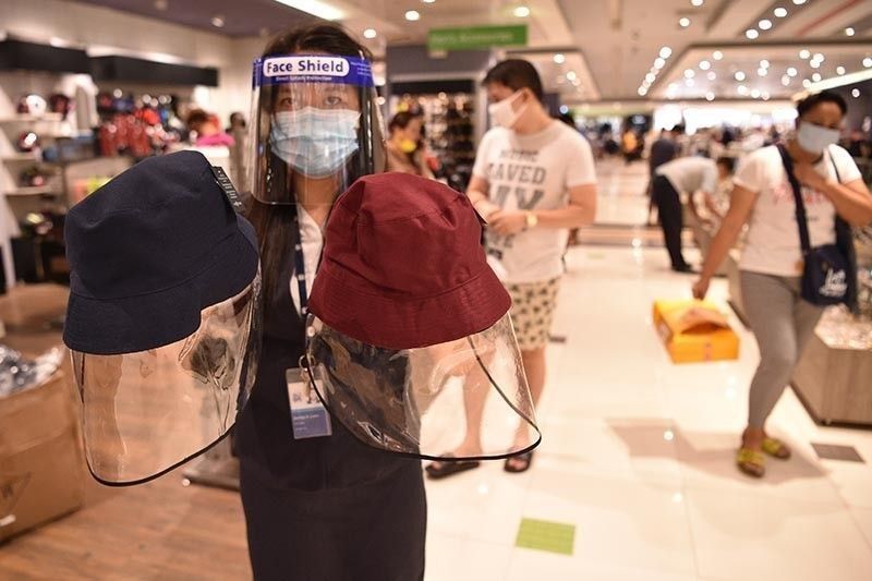 Face shields 'sa ibabaw' ng face masks inoobliga ng DOTr sa commuters ng public transpo
