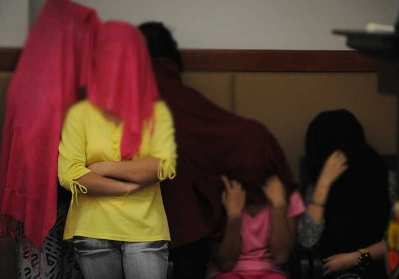 6 Chinese, 2 Vietnamese nasagip sa prostitution den