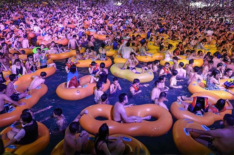 China partygoers cram into Wuhan water park