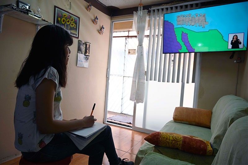 Mexican children go back to school through television