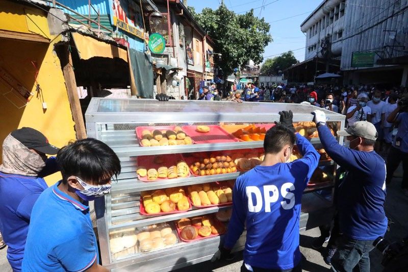 Illegal sidewalks stalls sa Port Area, giniba