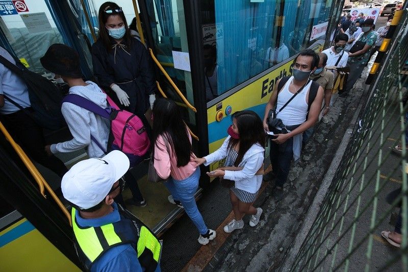 'Social distancing' sa public transpo babawasan mula Lunes, pasahero dadami