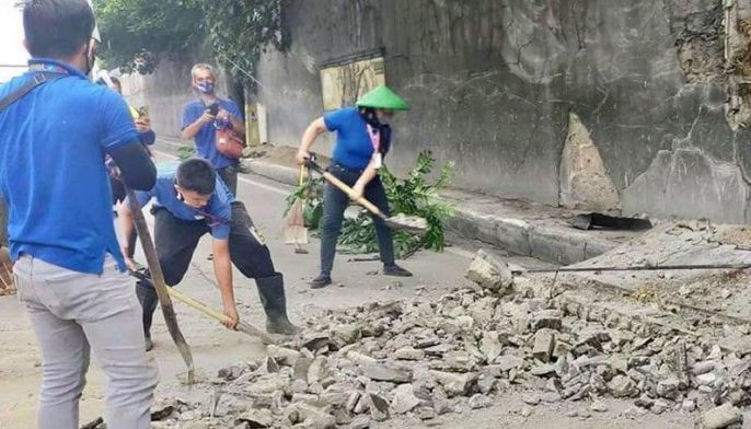 Forbes Park wall collapses along EDSA