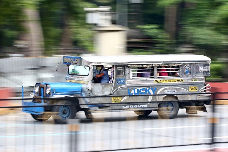 Duterte magdedesisyon sa distancing sa public transportation