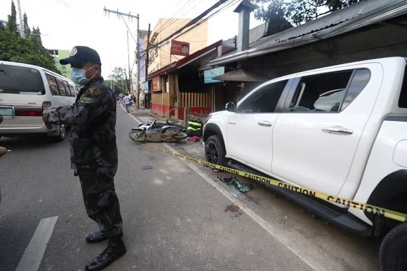 Ex-cop, wife hurt in ambush; robbery suspect shot dead