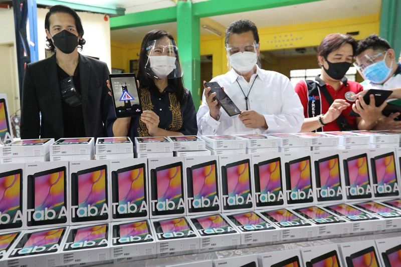 176K tablets sa High School students sa Quezon City, itinurn-over na ni Mayor Belmonte