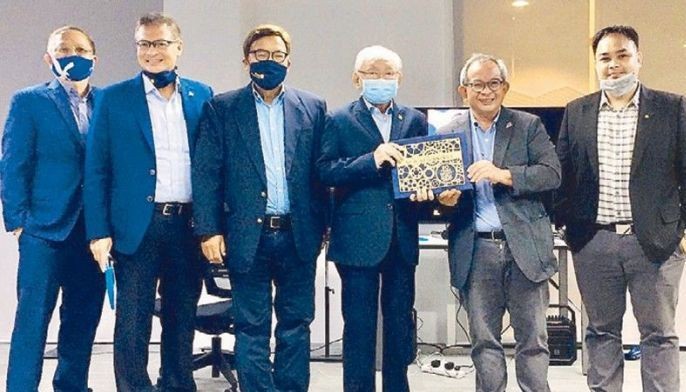 Rotary Makati West turns gold with a book