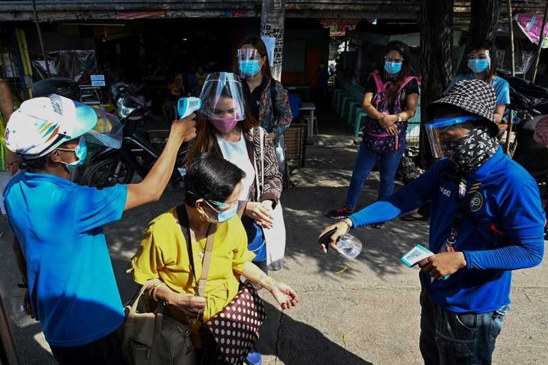 Strict mask, visor rules make Philippine commuters sweat