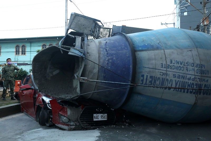 Kotse nadaganan ng cement mixer truck: Mag-iina sugatan