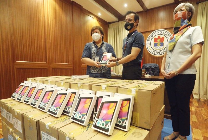 Metro LGUs to distribute gadgets for distance learning